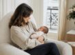 Mère observant les signes de faim de son bébé avant une tétée