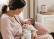 Mère observant les signes de faim de son bébé avant une tétée à la demande