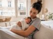 Mère allaitant son nouveau-né confortablement pendant la première semaine après la naissance