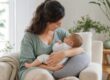 Mère installée confortablement pour allaiter son bébé avec le dos et les bras soutenus
