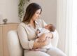 Mère confortablement installée observant son bébé pendant une tétée au sein